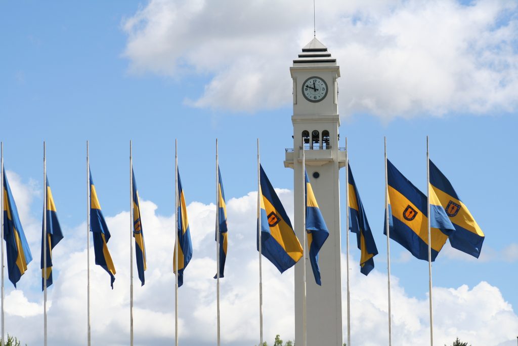 campanil y banderas